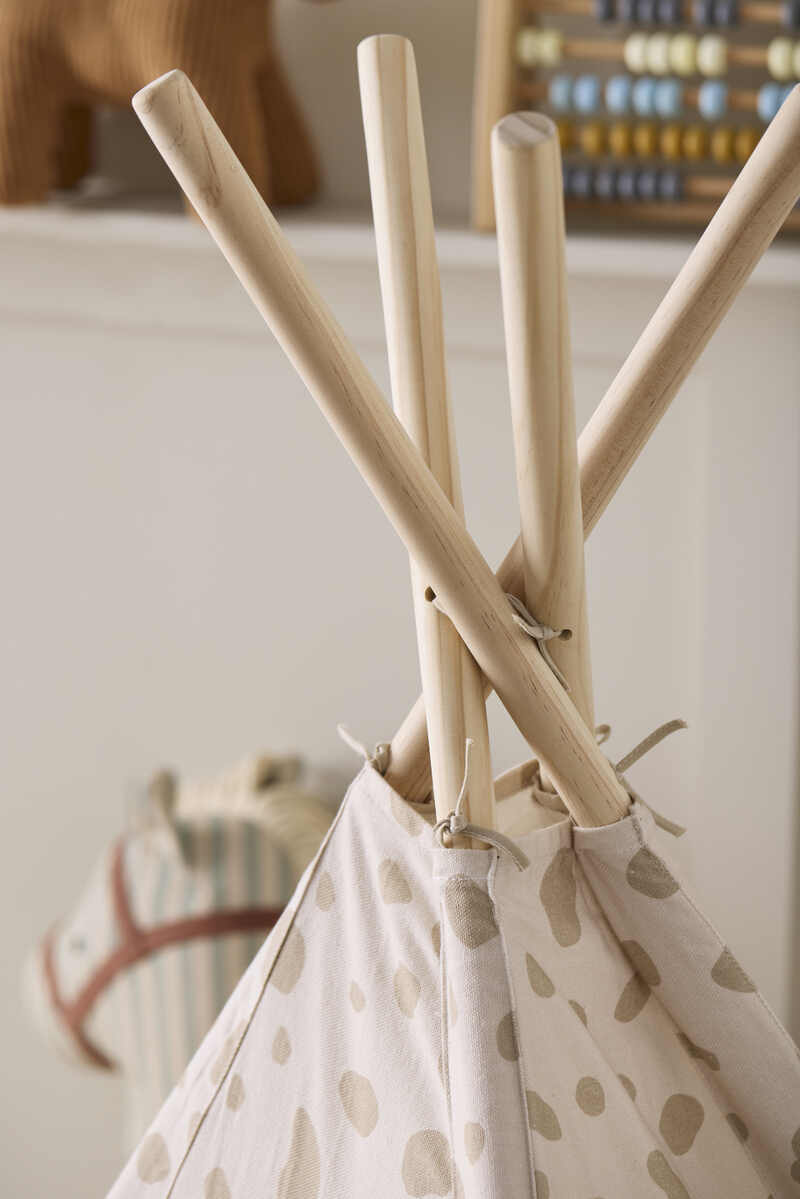 Tente tipi tachetée Kids Concept lifestyle2