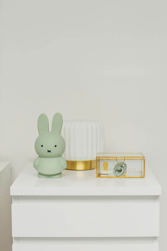 Tirelire Miffy Warm Medium Eucalyptus Atelier Pierre Junior contexte