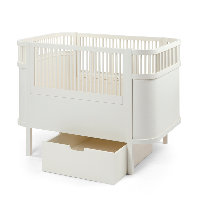 Chambre Sebra : Lit, Matelas, Commode à langer Sebra lit avec tiroir ouvert