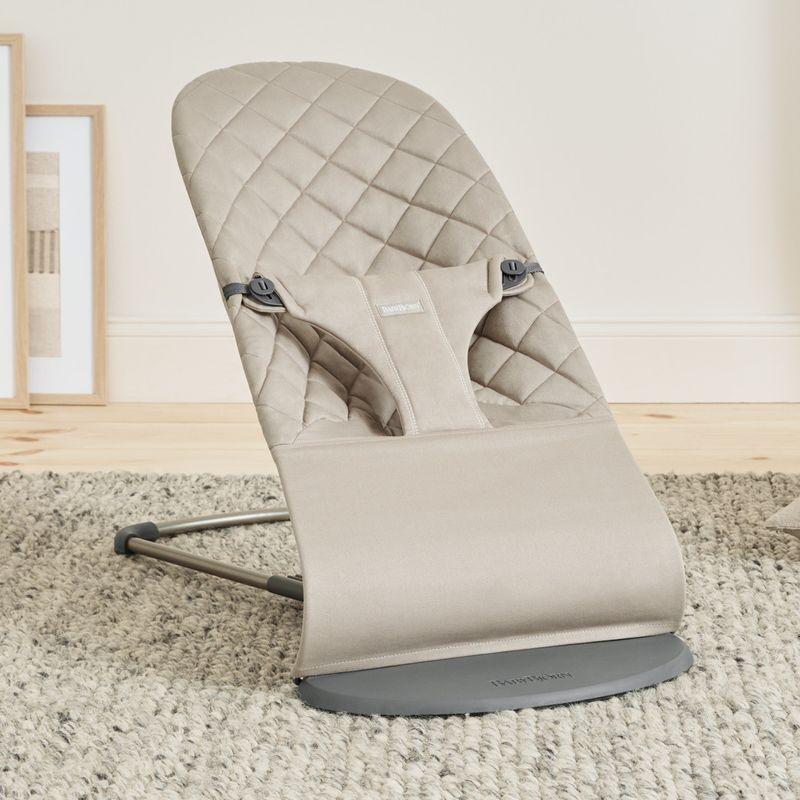 Transat Bliss Tissé Matelassage Classique Gris sable BABYBJORN lifestyle 1