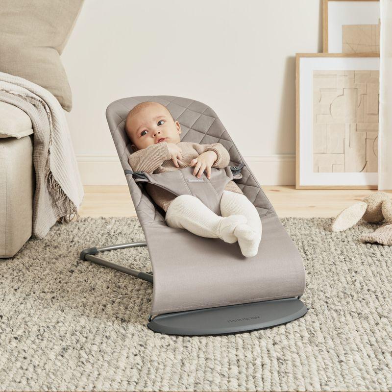 Transat Bliss Tissé Matelassage Classique Gris sable BABYBJORN lifestyle 2