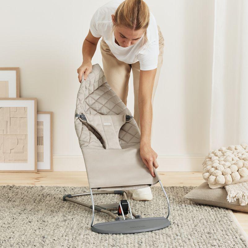 Transat Bliss Tissé Matelassage Classique Gris sable BABYBJORN lifestyle 4
