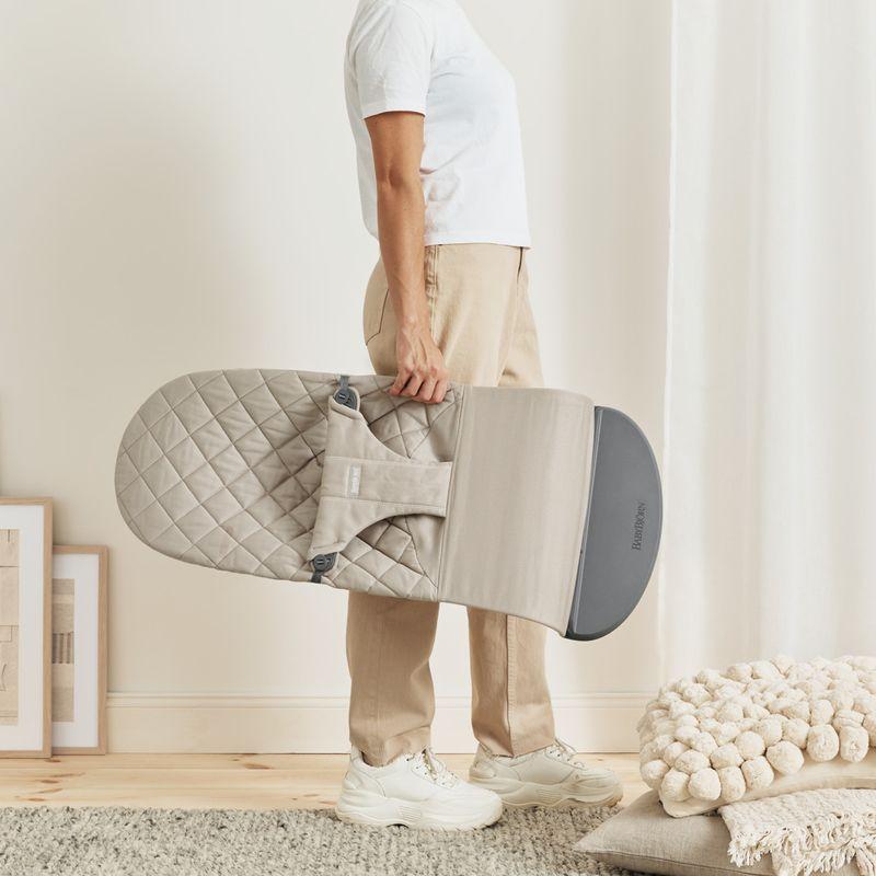 Transat Bliss Tissé Matelassage Classique Gris sable BABYBJORN lifestyle 5