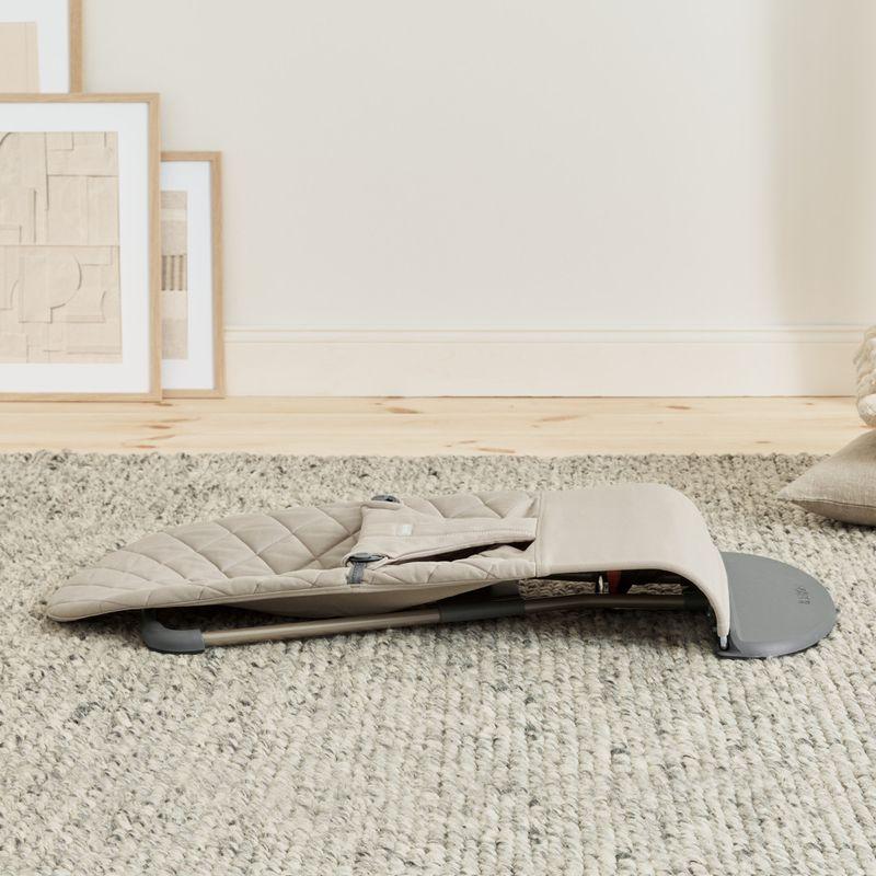 Transat Bliss Tissé Matelassage Classique Gris sable BABYBJORN plié