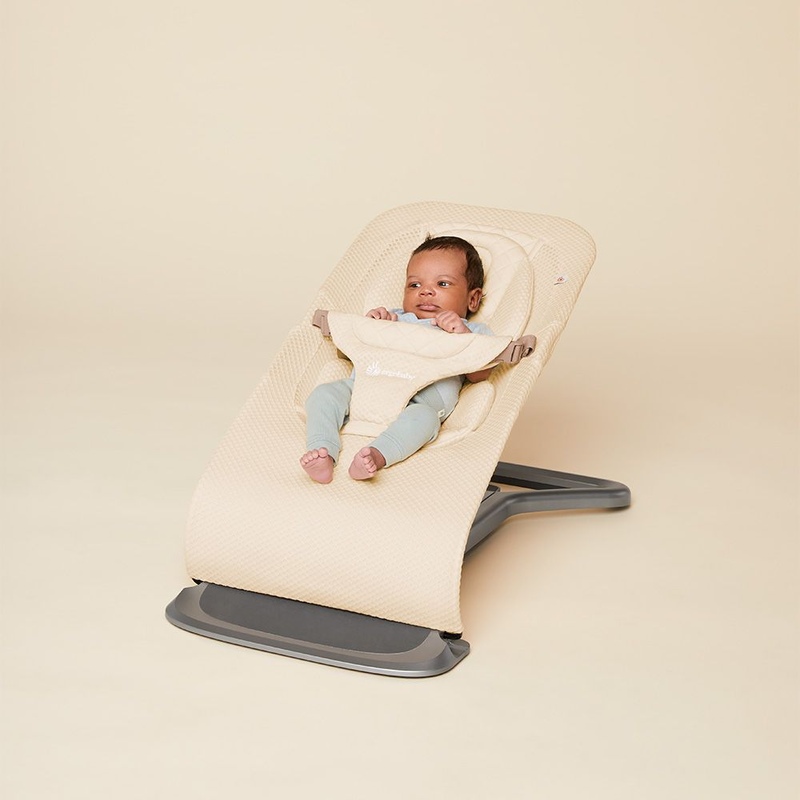 Transat Evolve Mesh Ergobaby lifestyle4