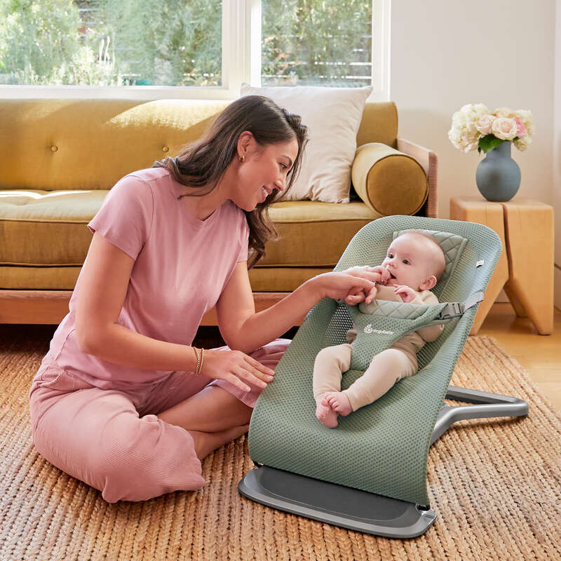 Transat Evolve Mesh Ergobaby lifestyle3