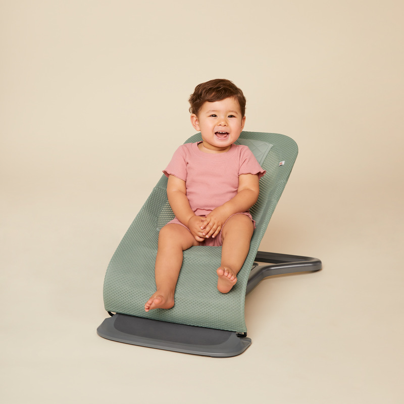 Transat Evolve Mesh Ergobaby lifestyle5