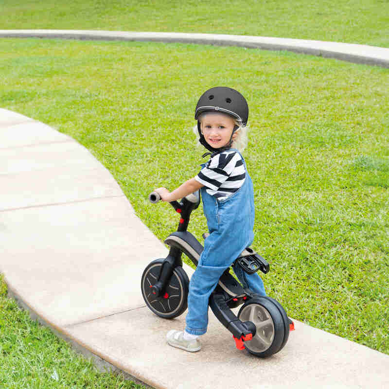 Tricycle évolutif et pliable explorer 4-en-1 Taupe Globber ambiance