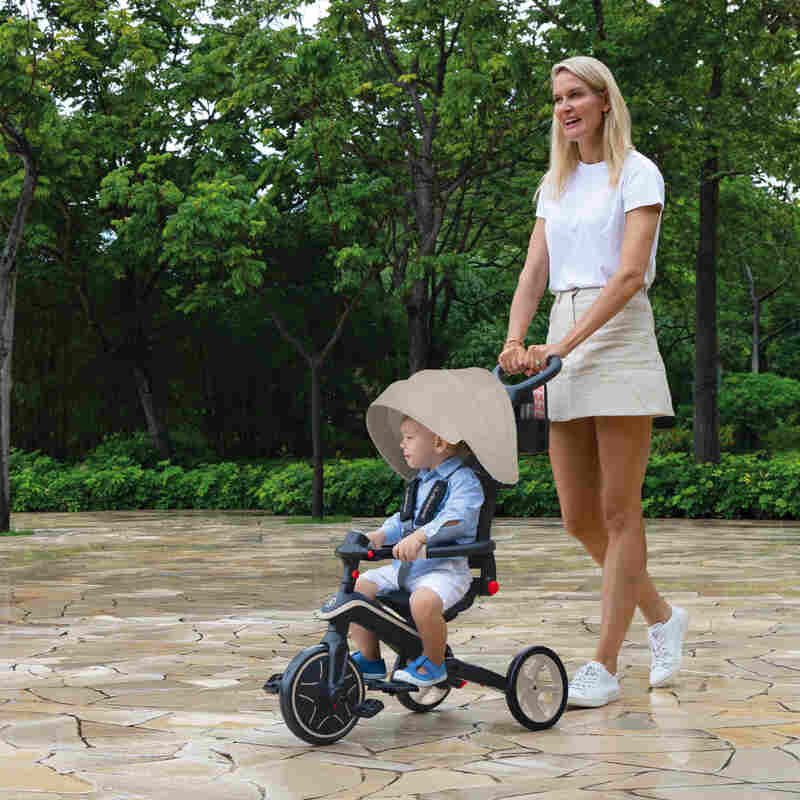 Tricycle évolutif et pliable explorer 4-en-1 Taupe Globber contexte