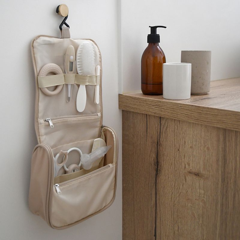 Trousse De Toilette Nomade 10 Accessoires Argile Beaba lifestyle