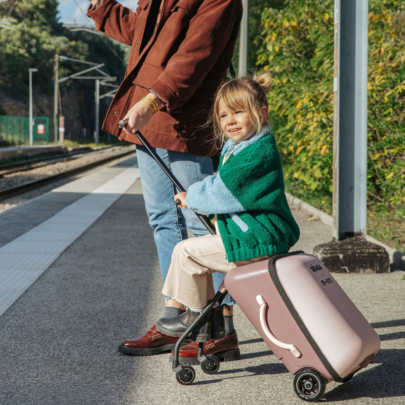 Valise avec assise de voyage Luggage Eazy Guimauve Beaba lifestyle 2