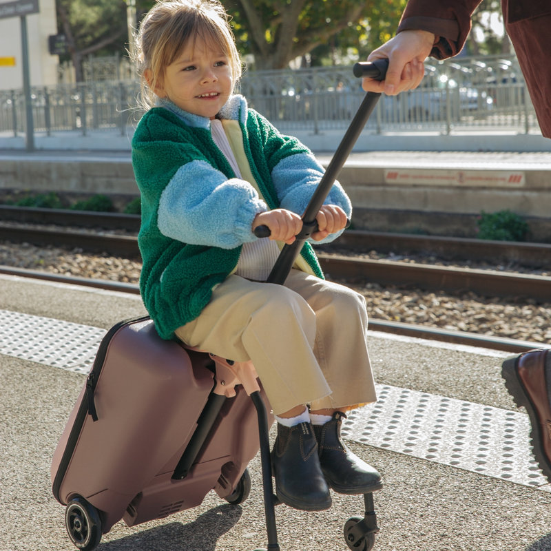 Valise avec assise de voyage Luggage Eazy Guimauve Beaba lifestyle 3