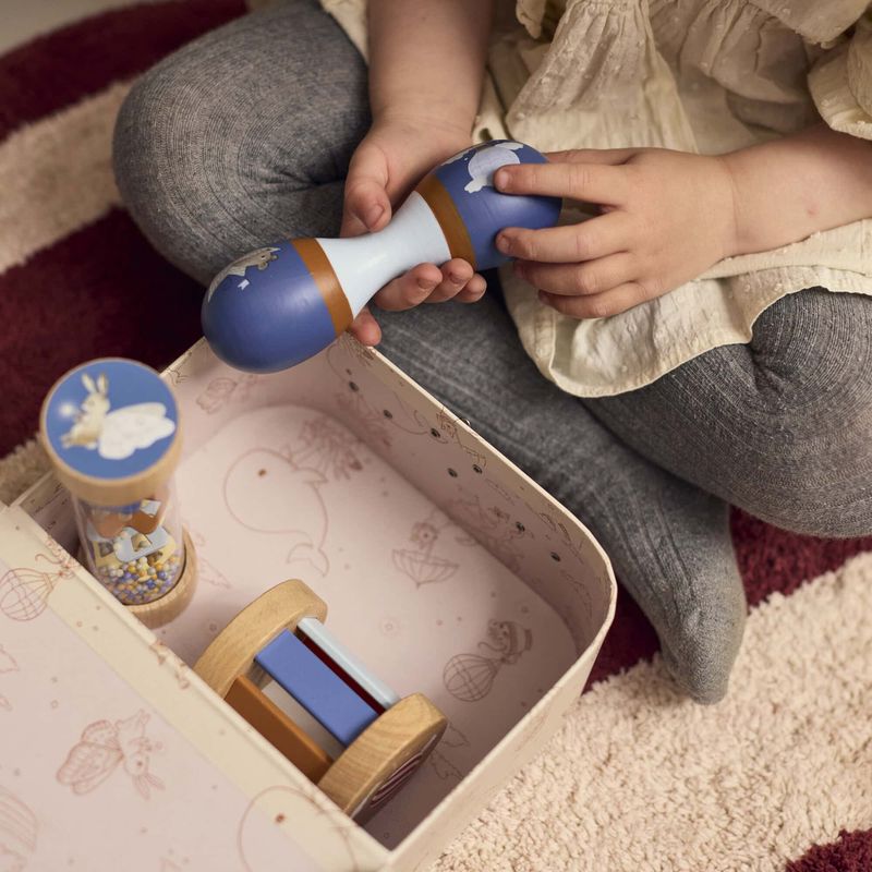 Valisette de jeu Mes premiers jouets sensoriel en bois Filibabba lifestyle 3