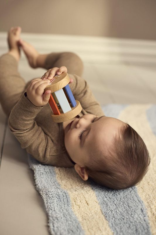 Valisette de jeu Mes premiers jouets sensoriel en bois Filibabba lifestyle 1
