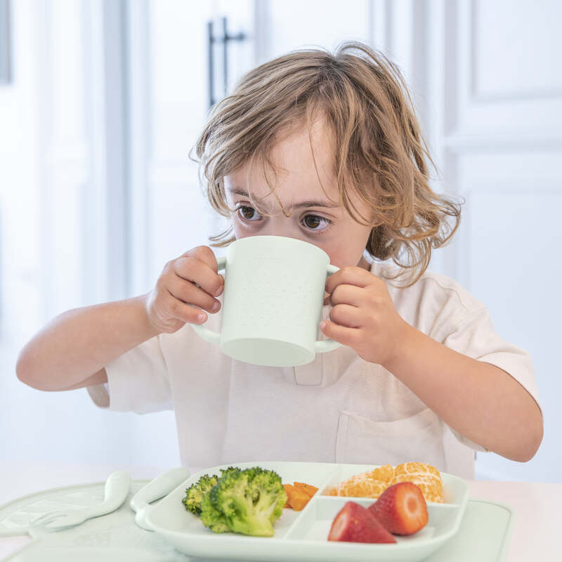Verre d'apprentissage avec poignées menthe Miniland lifestyle